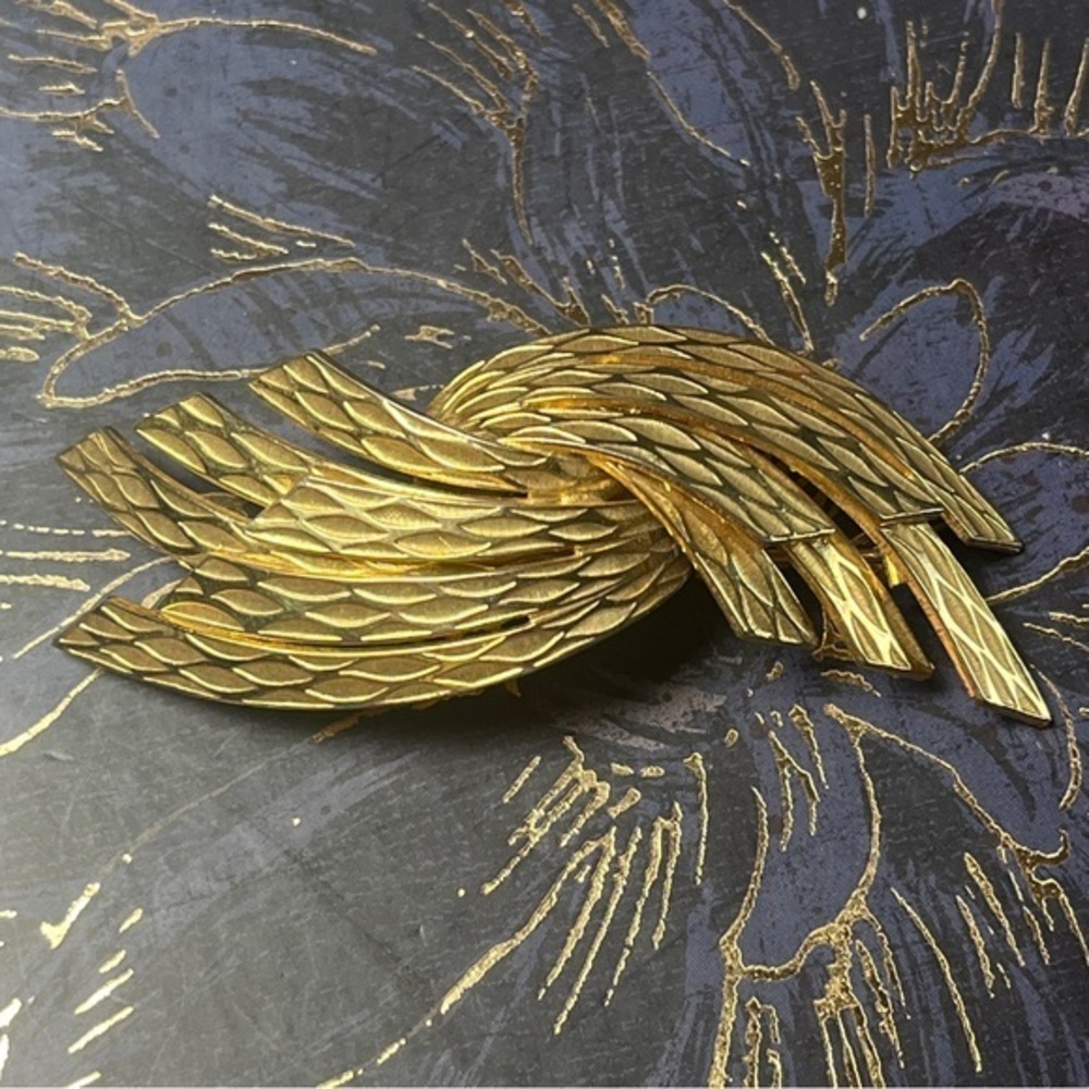 Vintage extra large oversized gold tone Feathers or Leaves brooch pin D3